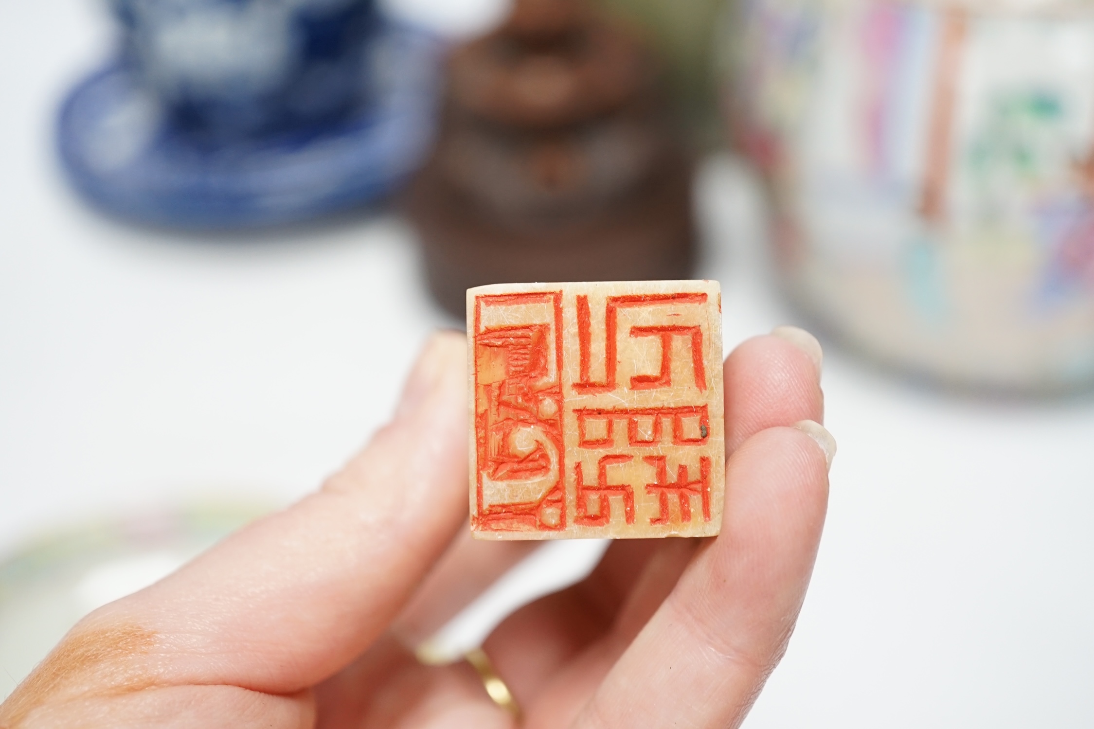 A famille rose Chinese jar and cover, a hardstone seal, together with various mixed Chinese and Japanese items (9)